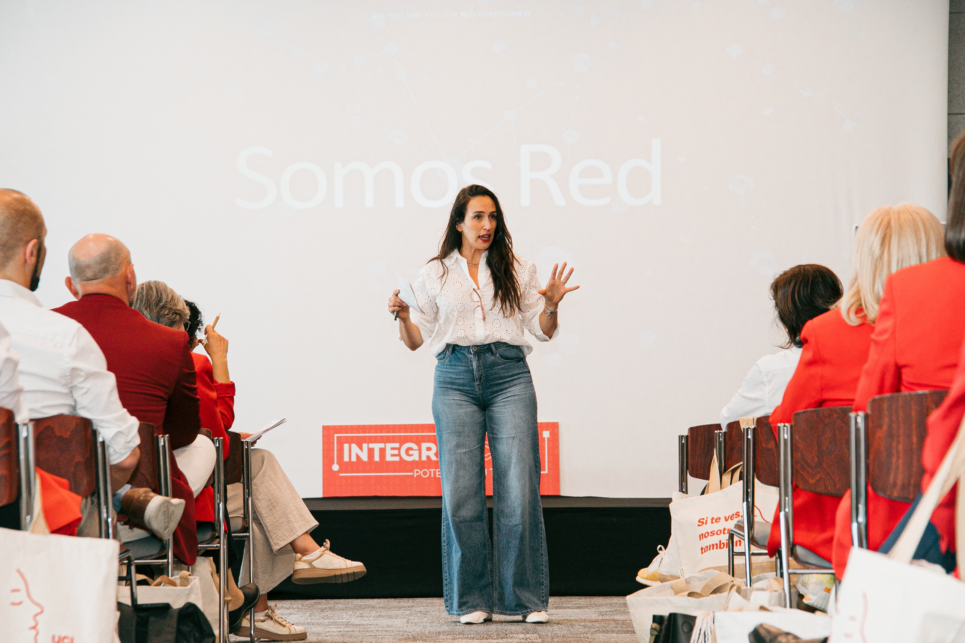 Lara de Castro facilitando un taller de liderazgo con un equipo directivo